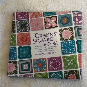 Hardback The Granny Square Book - Multicolor Crochet Techniques